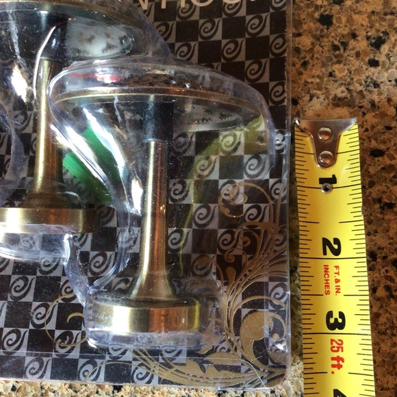 2pairs of Antique Brass Embellished Curtain Hooks - Picture 5 of 7